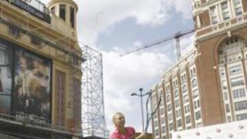 <b>EXPECTACIÓN. </b>Sharapova paró la actividad de la Plaza del Callao. Entre los carteles de los cines, la silueta del edificio Capitol y el Palacio de la Prensa, la rusa cruzó unas bolas.