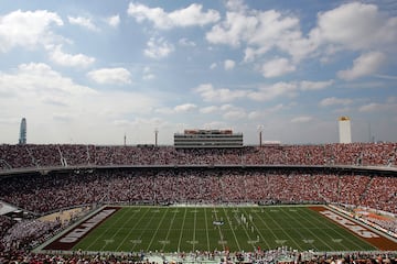 El feudo está ubicado en el predio ferial de la ciudad de Dallas, estado de Texas, Estados Unidos. Su capacidad es de 92.100 espectadores. Ha sido residencia de tres equipos del fútbol americano: Dallas Cowboys de la National Football League (1960-1970), los Dallas Texans de la NFL (1952) y los Dallas Texans de la AFL (1960-1962). Además, han jugado como local el Dallas Tornado y el  FC Dallas de la MLS.