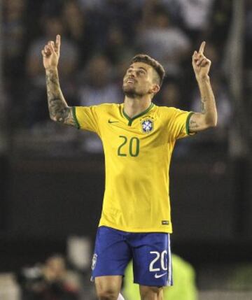 BAS142 BUENOS AIRES (ARGENTINA), 13/11/2015.-El jugador de la selección de Brasil Lucas Lima celebra un gol ante Argentina hoy, viernes 13 de noviembre de 2015, durante el partido entre las selecciones de ambos países, clasificatorio para el Mundial Rusia 2018, en el estadio Monumental de Buenos Aires. EFE/David Fernández