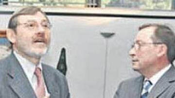 <b>EN EL CSD. </b>Fonseca, a la derecha, reunió a ciclistas y Federación.