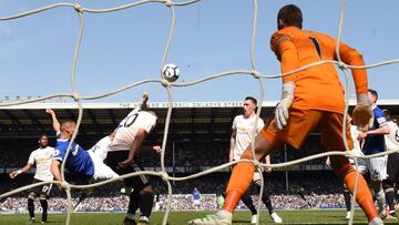 El United sucumbe ante el Everton y se aleja de Champions