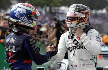 Pierre Gasly saluda a Lewis Hamilton.