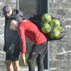 Simón e Iñigo Martínez, bajas ante Betis y Real Madrid por Covid