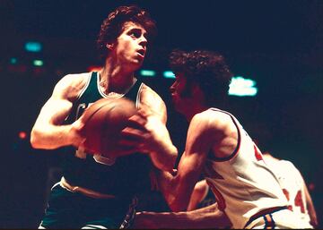 David William "Dave" Cowens disputó once temporadas en la NBA, todas ellas en los Boston menos el año de su retira que defendió la camiseta de los Milwaukee Bucks. En su haber tiene dos títulos NBA, 1 vez Jugador Más Valioso de la NBA (1973), 7 veces Elegido para el All-Star de la NBA, 1 vez Novato del Año en la NBA (1971), 3 veces Segundo Mejor Equipo de la NBA...