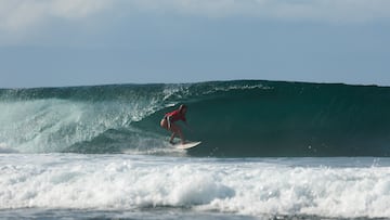 Daniela Boldini surfeando un tubo en Spanish Left, en el Spring Surfest Las Américas Pro 2024.