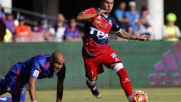 Deferico en acción contra Guzmán Pereira en el duelo ante la U.