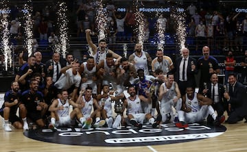 Los jugadores del Real Madrid celebrando su victoria en la final de la Supercopa 