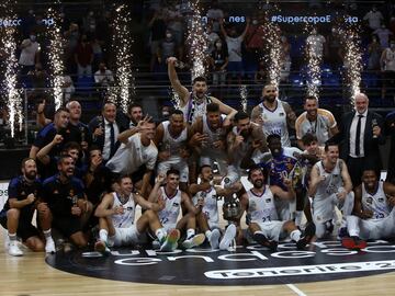 Los jugadores del Real Madrid celebrando su victoria en la final de la Supercopa 
