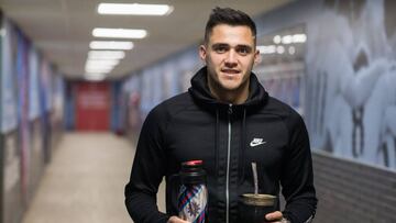 Maxi G&oacute;mez posa con un termo de mate para AS en las instalaciones de A Madroa. 