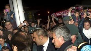 <b>EXPECTACIÓN. </b>Hubo gritos de apoyo a Mourinho en Gijón y también alguna pancarta crítica.