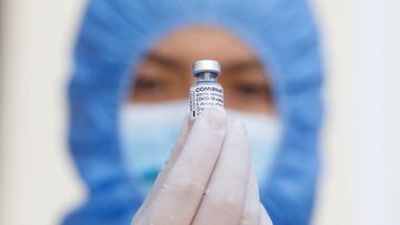 HANDOUT - 08 March 2021, Peru, Lima: A health worker in protective gear holds a vial containing the Pfizer-Biontech COVID-19 vaccine during a vaccination campaign. Photo: Karel Navarro/Minsa/dpa - ACHTUNG: Nur zur redaktionellen Verwendung und nur mit vollständiger Nennung des vorstehenden Credits
08/03/2021 ONLY FOR USE IN SPAIN