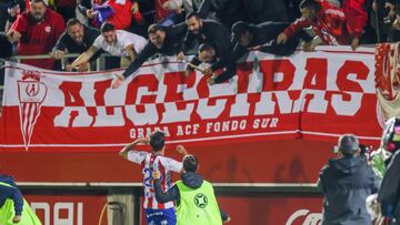 V&iacute;ctor L&oacute;pez festeja su gol con la grada.