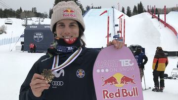 Queralt Castellet posa con la medalla de bronce conseguida en halfpipe en los Mundiales de Snowboard de Aspen Snowmass (Colorado, Estados Unidos) y su tabla de color rosa en la que figuran sus sponsors. 