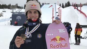 Queralt Castellet posa con la medalla de bronce conseguida en halfpipe en los Mundiales de Snowboard de Aspen Snowmass (Colorado, Estados Unidos) y su tabla de color rosa en la que figuran sus sponsors.