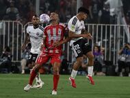 Futbol, Colo Colo vs Union La Calera
Fecha 3, Liga de primera 2026.
El jugador de Union La Calera Sebastian Saez , izquierda, disputa el balon con Claudio Aquino de Colo Colo durante el partido de primera division realizado en el estadio Monumental en Macul, Chile.
15/2/2026
Diego Martin /Photosport
Football, Colo Colo vs Union La Calera
3th turn, 2026 First division league.
Union La Calera’s player Sebastian Saez ,left, vies for the ball against Claudio Aquino of Colo Colo during a first division match at the Monumental stadium in Macul, Chile.
15/2/2026
Diego Martin/Photosport