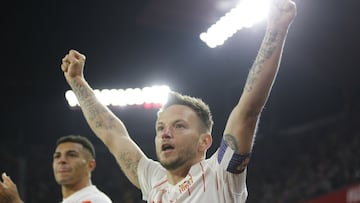 Rakitic celebra su gol al Atlético.