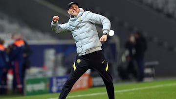 LILLE, FRANCE - MARCH 16: Thomas Tuchel manager of Chelsea celebrates the win as the fans acknowledge him after the UEFA Champions League Round Of Sixteen Leg Two match between Lille OSC and Chelsea FC at Stade Pierre-Mauroy on March 16, 2022 in Lille, Fr