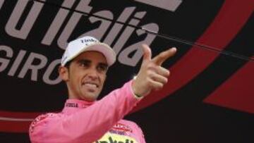 Alberto Contador dispara su pistola imaginaria en el podio final del Giro de Italia 2015.