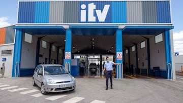 GRAFCVA4975. MURCIA, 11/05/2020.- Un inspector de la inspección técnica de vehículos (ITV) de Espinardo Murcia pasa la revisión a un vehículo, este lunes, primer día que están abiertas al público, tras pasar a la fase 1 de desescalamiento en la Comunidad de Murcia. EFE/Marcial Guillén