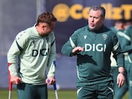 Javier Ontiveros, en muletas, junto a Sergio González. Foto: Cádiz CF.