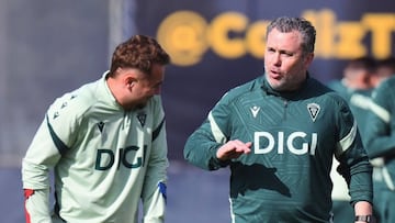 Javier Ontiveros, en muletas, junto a Sergio González. Foto: Cádiz CF.