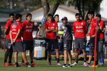 Jorge Desio da instrucciones para el trabajo físico de la Selección el miércoles.