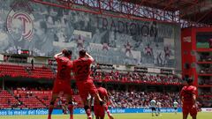 Retiran a tres aficionados en el estadio Nemesio Díez por grito homofóbico