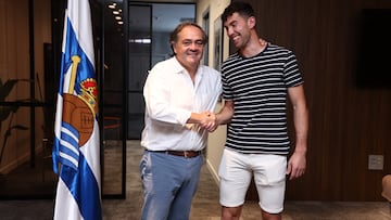 Marrero sonríe con Aperribay tras firmar su renovación.