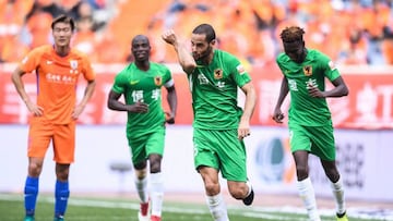 Mario Su&aacute;rez celebra su primer gol en la Superliga China.