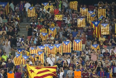 Camp Nou displays Esteladas and whistles the UEFA anthem