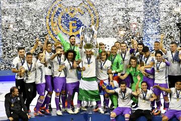 La duodécima. Con esta victoria el Real Madrid consigue por segundo año consecutivo la Champions League, en la imagen Sergio Ramos levanta el trofeo 