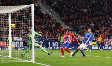 2-1. Centro de Marcos Llorente, desde la línea de fondo, y Álvaro Morata cabecea el balón superando a David Soria.