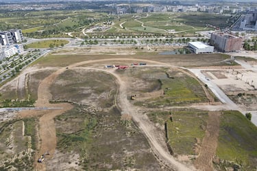 Es una curva peraltada extrema, con inclinaciones laterales que van aproximadamente del 18% al 24–25% según distintas fuentes.