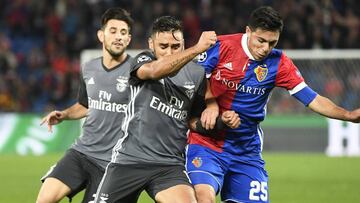 BAS45 - BASILEA (SUIZA), 27/9/2017.- Eduardo Salvio (c) del Benfica en acci&oacute;n ante Blas Riveros (d) del Basilea hoy, mi&eacute;rcoles 27 de septiembre de 2017, durante su juego del Grupo A de la Liga de Campeones de la UEFA en el estadio St. Jakob-Park en Basilea (Suiza). Basilea gan&oacute; 5-0. EFE/GEORGIOS KEFALAS