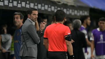 Boca Juniors' coach Fernando Gago (2nd L) gestures during the Copa Libertadores qualification second round second leg football match between Argentina's Boca Juniors and Peru's Alianza Lima at the Alberto J. Armando "La Bombonera" stadium in Buenos Aires on February 25, 2025. (Photo by JUAN MABROMATA / AFP)