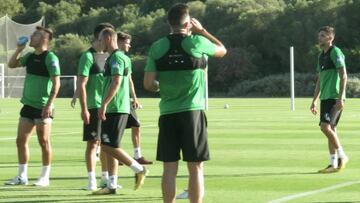 Zozulya se entrena con el Betis nuevamente