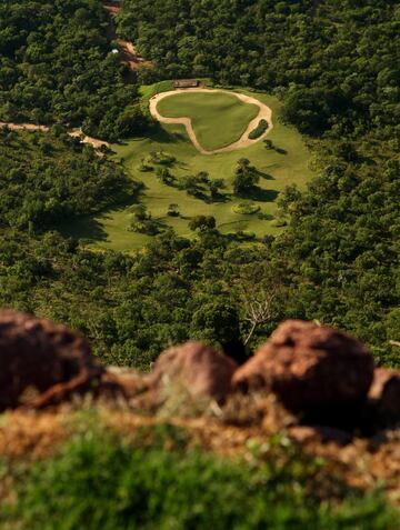 Este campo tiene uno de los hoyos más difíciles del mundo. El hoyo 19 (sólo accesible desde helicóptero) se encuentra a 400 metros de altura siendo el mayor par 3 que existe.  