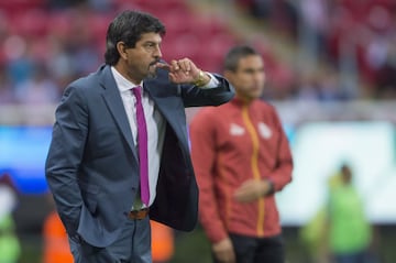 El ex delantero brilló con el Toluca convirtiéndose en el máximo goleador de los Diablos Rojos con 249 goles, asimismo ganó 4 títulos de Primera División con los mexiquenses. En la Liga MX ha sido el técnico de los escarlatas, Chiapas, Puebla, Veracruz y actualmente está en Chivas.