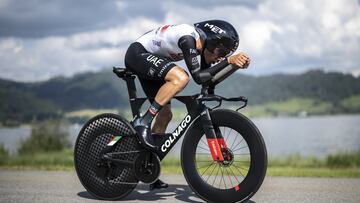 Juan Ayuso, durante la contrarrreloj de la Vuelta a Suiza disputada este mes, con los colores del UAE.