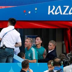 Özil se encaró con aficionados alemanes tras la eliminación