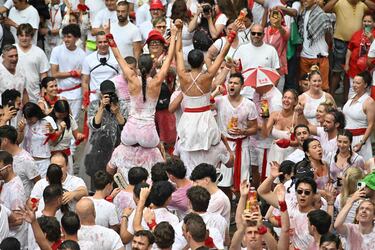 Los asistentes se reúnen para celebrar durante el "Chupinazo".