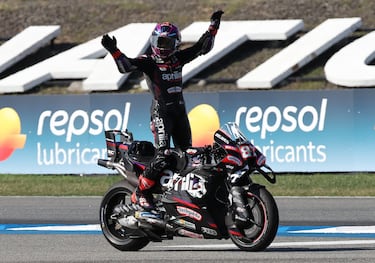 Celebración del piloto español, Jorge Martin, tras la carrera del Gran Premio de Tailandia de MotoGP.