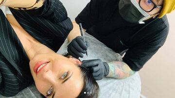 La presentadora Pilar Rubio en un estudio de piercings haci&eacute;ndose varios en sus orejas.