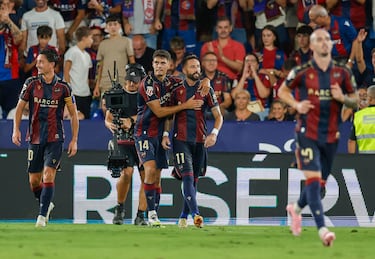 El delantero de Levende, José Louis Morales, celebra después de marcar el segundo gol contra Barcelona.