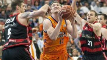 Sergei Lishouk intenta lanzar a canasta ante la presión de Josh Asselin.