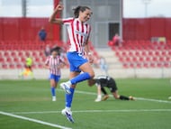 La delantera del Atlético de Madrid Amaiur Sarriegi celebra tras marcar el primer gol del equipo durante el partido de liga femenina entre el Atlético de Madrid y el Logroño.