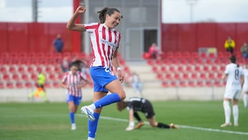 La delantera del Atlético de Madrid Amaiur Sarriegi celebra tras marcar el primer gol del equipo durante el partido de liga femenina entre el Atlético de Madrid y el Logroño.