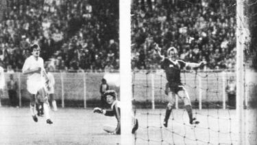 Alan Kennedy marca el único gol del encuentro de la final de la Copa de Europa entre el Liverpool y el Real Madrid.