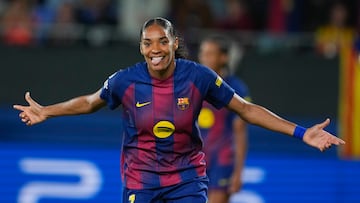 BARCELONA, 07/10/2025.- La delantera del Barcelona Salma Paralluelo celebra el 4-0 conseguido ante el Bayern de Munich, durante el partido de la Liga de Campeones femenina de fútbol entre el Barcelona y el Bayern de Munich, este martes. EFE/Alejandro García