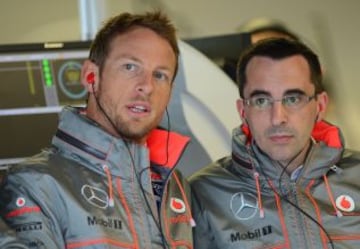 El piloto de McLaren Jenson Button, de Gran Bretaña habla con un técnico durante la práctica de la Fórmula Uno Gran Premio de Canadá en el Circuito Gilles Villeneuve en Montreal